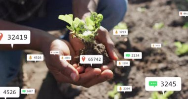 Bahçıvan toprakta fideleri tutuyor, teknoloji sohbet baloncukları ve uyarı çanlarını gösteriyor. Doğa, büyüme, yenilik, eko, sürdürülebilirlik, organik, dijital