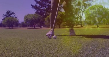 Kadın golf topunu yeşile vuruyor, spor analitiği için animasyon performans grafiği gösteriyor. Atletik, hassas, boş, açık hava, spor, canlı, rekabetçi