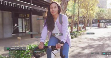 Teknoloji pazarlamasında bisiklete binen kadın, yüzen zarf simgeleri ve onay sayıları gösteriyor. Kentsel, zindelik, yenilik, açık hava, yaşam tarzı, tazelik, kulaklık