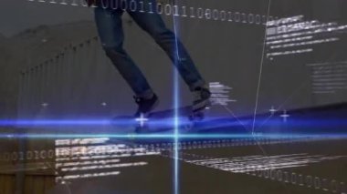 Kaykaycı metal ray boyunca sürtünme numarası yapıyor, ikili kodlar eşliğinde. Kentsel, hareketli, teknolojik, geleceksel, spor, dinamik, dijital
