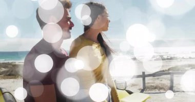 Sahil yolunda sarı üstü açık arabaya yaslanan çift, seyahat istatistiklerini animasyon simgeleriyle gösteriyor. Macera, seyahat, tatil, manzara, otomotiv, açık hava