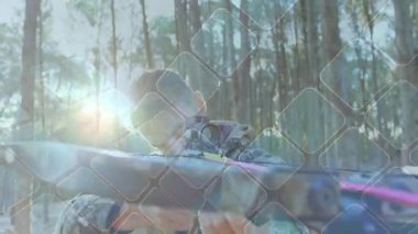 Ormanda modern yaylı tüfeği hedef alan kamuflaj ceketli bir adam teknoloji şebekesini gösteriyor. Avcılık, açık hava, vahşi doğa, taktik, macera, hassasiyet, doğal