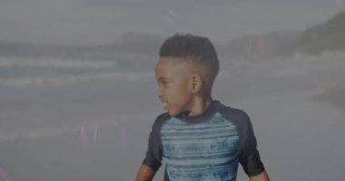 Sahilde okyanusa bakan ve teknoloji kavramını örten renkli ışık yolları olan bir çocuk. Macera, sükunet, fantezi, yenilik, keşif, sükunet, coşku