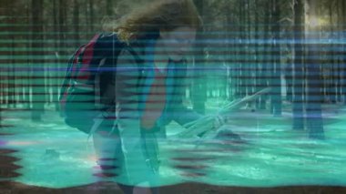 Çam ormanlarında çömelmiş kadın yürüyüşçü, sağlık uygulaması taramalı çizgi animasyonları gösteriyor. Macera, keşif, vahşi doğa, doğa, doğa, yürüyüş, sükunet.