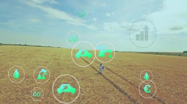 Erkek çiftçi buğday tarlasında akıllı telefondan konuşuyor, yüzen sürdürülebilirlik simgelerini gösteriyor. Tarım, çevre dostu, dijital, kırsal, çevresel, temiz enerji, tarım