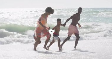 Kıyı şeridi boyunca koşan aile animasyon kalp sağlığı çizelgesi ve basamak sayısı örtüşüyor. Yaz, sahil, sahil, deniz, boş zaman, açık hava, sahil, mutluluk.