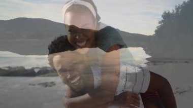 Çift plajda gezintiye çıkıyor, sağlık analizi çizelgesi ve kalp ikonu yüzüyor. Romantik, mutluluk, boş zaman, açık hava, yaşam tarzı, canlı, bağlantı