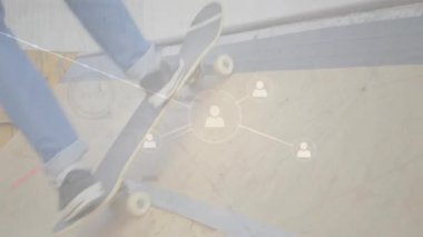 Kaykaycı ahşap kaykay rampası numarasını üç boyutlu dijital ağ simgeleriyle örtüşüyor. Kentsel faaliyet, enerjik, teknoloji, bağlantı, yaşam tarzı, modern