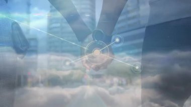 Şehir caddesinde el ele yürüyen çift, 3D görüntüleme ile ışıldayan dijital ağ örtüsünü gösteriyor. Romantik, bağlantı, teknoloji, kentsel, modern, iletişim, seyahat