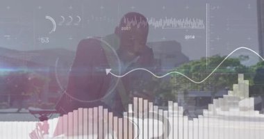 Olgun bir adam kenar mahalle plazasına yaslanmış holografik iş haritalarıyla akıllı telefonları etkiliyor. Profesyonel, yenilik, teknoloji, modern, analitik, bağlantı, kurumsal