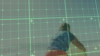 Kıdemli kadın, kıyı şeridinde çömelmiş yeşil şebeke ile etkileşim içinde okyanus üzerinde teknolojiyle. Çeşitlilik, teknoloji, sakinlik, dalgınlık, deney, yenilik, arayüz