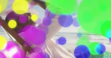 Olgun adam kumsalda gözleri koruyor. Pazarlama kampanyası için renkli bokeh kaplamaları var. Rahatlama, rahatlama, açık hava, manzara, sükunet, konfor, yaşam tarzı