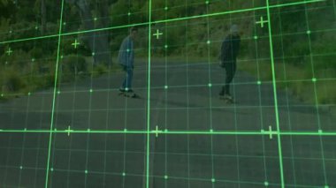 Kırsal yolda yokuş aşağı kaykay süren bir çift adam, teknoloji için yeşil şebeke örtüsü gösteriyor. Macera, arkadaşlık, açık hava, dinamik, canlı, hareketli, genç