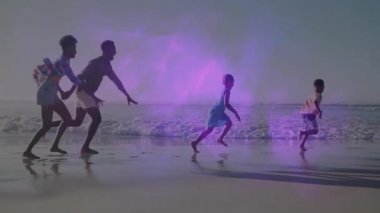 Canlandırılmış kalp ikonu ve sağlık çizelgesi ile kumlu sahilde aile koşusu ve su sıçratma. Yaşam tarzı, eğlence, neşe, açık hava, rahat, hayat dolu, gençlik dolu