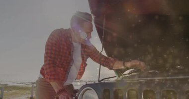 Sahil yolu kenarındaki motoru kontrol eden adam, animasyon motor kontrolleri ve veri aktarımlarıyla. Otomobil, otomotiv, onarım, açık hava, macera, dayanıklı, teknik