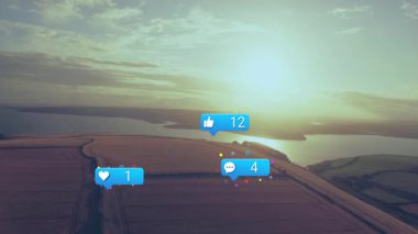 Yüzen düz sosyal medya simgeleri kullanıcı yorumlarını gösteriyor. Su üzerinden hava tarlaları gibi. Kuş gözü, kırsal, dijital, bağlantı, manzara, sükunet, teknoloji