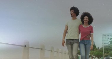 Yürüyen tahta kaldırımlar, metal korkuluklar boyunca yüzen simgelerle sağlık verilerini gösteren tablolar. Romantik, boş, manzaralı, günlük, kıyı şeridi, arkadaşlık, canlı