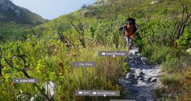 Adam kıyı şeridinde yürüyüş yapıyor, sosyal medya pazarlamaları beğenileri ve tabelaları gösteriyor. Macera, keşif, doğa, açık hava, vahşi doğa, zindelik, sükunet