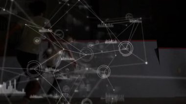 İki erkek kaykaycı, ağ çizgileri ve bar çizelgeleri havada süzülürken kapalı mekanda teknoloji vitrininde oyma yapıyorlar. Kentsel, yenilik, aşırı, canlılık, bağlantı, hareket, modern