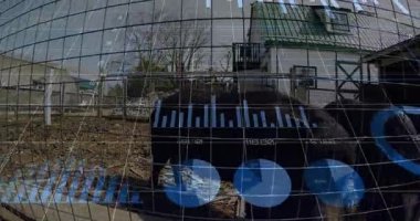 İki siyah ve beyaz domuz tel örgülerin arkasında duruyor ve düz dizayn HUD kaplaması kullanılarak veri alıyorlar. Çiftlik hayvanları, çiftlik hayvanları, kırsal, dijital, teknoloji, tarım ve izleme