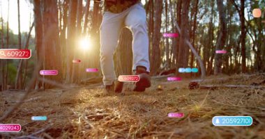 Çam ormanında diz çökmüş bir adam, elinde tüfek benzeri bir aletle teknoloji eğitimi için AR simgeleri gösteriyor. Macera, açık hava, vahşi doğa, taktik, dalgın, modern, keşif