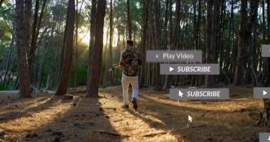 Elinde tüfekle ormanda yürüyen ve pazarlama için yüzen sosyal uyarılar yapan bir adam. Doğa, macera, vahşi doğa, açık hava, keşif, sükunet, kırsal