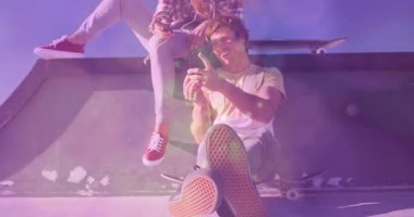 Teknoloji pazarlamasında kaykay simgesiyle akıllı telefondan müzik dinleyen iki arkadaş. Macera, arkadaşlık, açık hava, canlı, genç, şehirli, sıradan