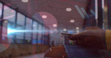 Akıllı telefon kullanan kişinin finansal veri işleme görüntüsü. Küresel bağlantılar, veri işleme ve dijital arayüz konsepti dijital olarak oluşturulmuş resim.