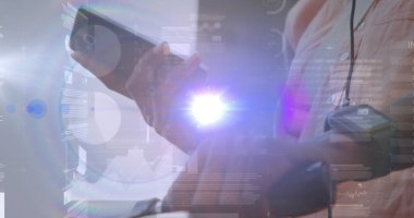 Akıllı telefon kullanan beyaz iş adamının istatistik ve veri işleme görüntüsü. küresel veri işleme, bağlantılar ve dijital olarak oluşturulmuş iş konsepti.