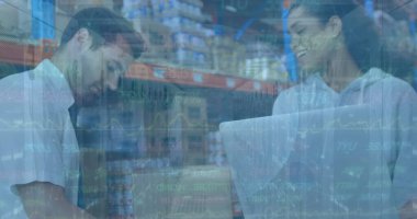 Mutlu kadın ve erkek depo çalışanlarından oluşan finansal grafikler. iş, finans ve dağıtım hizmetleri kavramı dijital olarak oluşturulmuş görüntü.