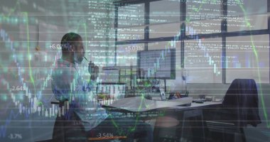 Ofiste dizüstü bilgisayarda çalışan Afro-Amerikan iş adamının mali verileri. ekonomi, finans, iş ve teknoloji konsepti dijital olarak oluşturulmuş imaj.