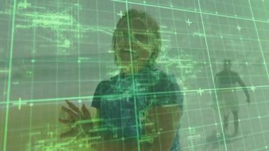 Üst düzey kadın ve yetişkin oğul, teknoloji tanıtımı için kumsalda holografik ızgarayla etkileşime geçiyorlar. Gelecekçi, yenilikçi, takım çalışması, bağlantı, güçlendirme, canlı, açık hava