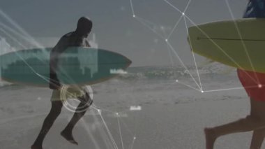 Sörf tahtası taşıyan bir adam su kenarında sahilde yürüyor, dijital teknoloji ağı üst üste biniyor. Pervasız, bağlantı, fütürist, macera, sükunet, keşif, canlılık