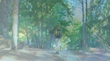 Yürüyüşçü orman yolunda yürüyor, yüzen harita işaretleri ve seyahat pazarlama grafikleriyle. Macera, açık hava, keşif, vahşi doğa, yürüyüş, doğa, yolculuk