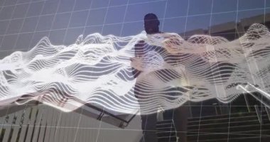 Adam dışarıdaki merdivenlerde akıllı telefon kullanıyor yüzen dijital ızgaraları ve teknolojik dalga grafiklerini gösteriyor. Teknoloji, yenilik, iletişim, bağlantı, fütürizm, kentsel, profesyonel