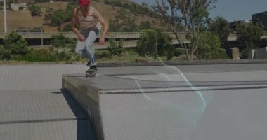 Kaykaycı erkek kaykaycı kaykay parkında beton kutunun üzerinde çömelmiş, spor grafiği animasyonu eşliğinde. Kentsel, atletik, dinamik, canlı, maceraperest, eğlenceli, enerjik