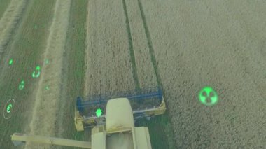 Buğday tarlasını kesen biçerdöver başlığını birleştirip karbondioksit simgelerini düz tasarımda göster. Tarım, sürdürülebilirlik, teknoloji, çevre, yenilenebilir, hassasiyet, otomasyon