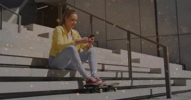 Teknoloji sahnesindeki basamaklarda uçan uygulama simgeleri ve çizelgeleri gösteren akıllı telefon. Kentsel, minimalist, enerjik, enerjik, gençlik, açık hava