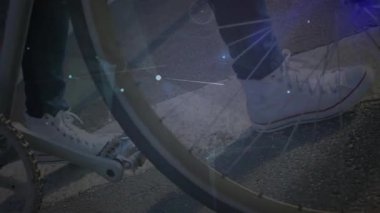 Asfalt üzerinde bisiklet süren kadın AR teknolojisi geometri çizgileri, daireler ve açı işaretleri var. Kentsel, fitness, teknoloji, yenilik, aktif, hareket, sokak