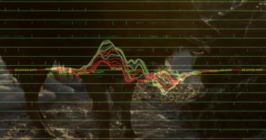 Dalgalanan suyun üzerindeki yeşil ızgarayı kaplayan çok renkli dalga biçimi eğriler boyunca veri etiketlerini gösteriyor. Soyut, görselleştirme, teknoloji, analitik, doğa, dinginlik, dijital