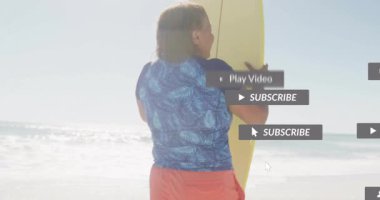 Sunny Beach 'te elinde sörf tahtası olan yaşlı bir kadın. Pazarlama için hareketli sosyal uyarılar gösteriyor. Macera, canlılık, açık hava, eğlence, rahatlık, tazelik, canlılık