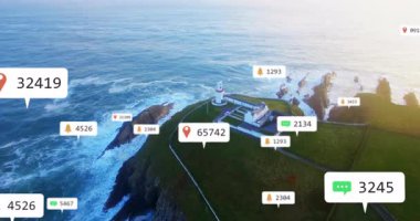 Deniz feneri kulesi çimenli uçurumun üzerinde duruyor okyanus boyunca yüzen veri işaretleri yansıtıyor. Sahil, navigasyon, denizcilik, bakış açısı, manzara, izleme, teknoloji