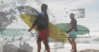 Üst düzey bir çift sahilde sörf tahtası taşıyarak yürüyor. Teknoloji haritası ve kod çizgileri gösteriyorlar. Macera, eğlence, refah, keşif, açık hava, aktif, uyum.