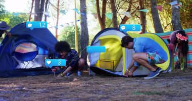 Açık hava eğitim ekibi orman temizliğinde çadır kuruyor, animasyon veri grafikleri sunuyor. Macera, takım çalışması, doğa, eğlence, kırsal, canlı, işbirliği