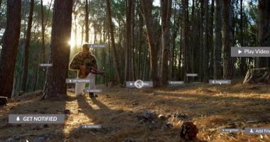 Adam diz çöküp Pine Forest Technology demosunda insansız hava aracı kullanıyordu. Doğa, teknoloji, dron, açık hava, yenilik, dijital, macera