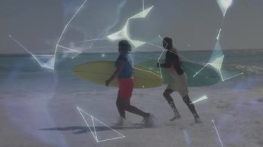İki sörfçü kumlu sahil boyunca koşuyor, sörf tahtaları taşıyor, teknoloji dünyasının şebeke örtüsünü gösteriyor. Macera, açık hava, etkinlik, spor, canlı, enerjik, bağlantı