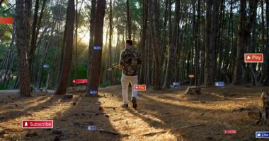 Adam ormanda vibratörle film çekiyor, yüzen aboneleri gösteriyor sosyal medya için tuşları çalıyor. Doğa, vahşi yaşam, video, açık hava, teknoloji, macera, sükunet