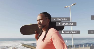 Kaykaycı erkek kaykaycı deniz kenarında gezinti yapıyor, sosyal medya pazarlama rozetleri sergiliyor. Kentsel, gündelik, enerjik, açık hava, yaşam tarzı, modern