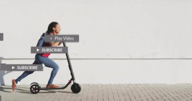 Şehir kaldırımında elektrikli scooter kullanan kadın, sosyal medya pazarlama simgelerini gösteriyor. Kentsel, ulaşım, teknoloji, yaşam tarzı, modern, dinamik, açık hava