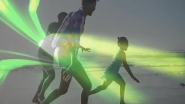Aile kumlu sahil şeridinde koşuyor, yeşil ışın grafikleri pazarlama kavramını vurguluyor. Aile, macera, uyum, açık hava, doğal, canlılık, rahatlık